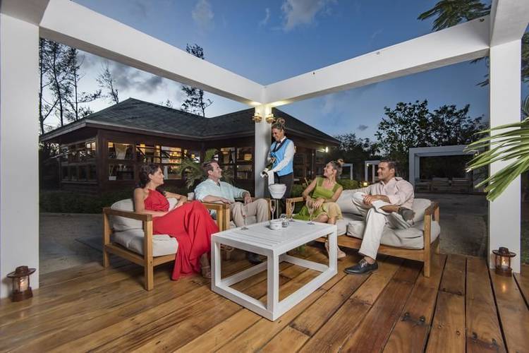 Outdoor bar at Blau Varadero