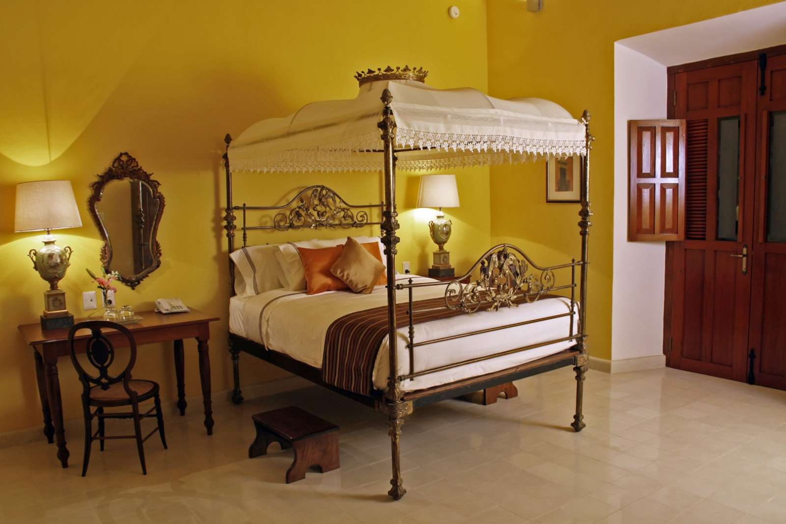 Four poster bed at Casa Don Gustavo Campeche