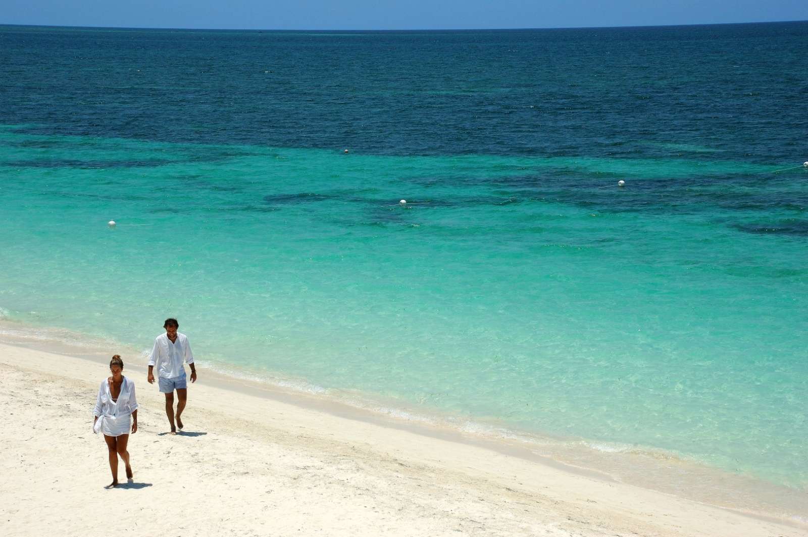 Couple walking on the beach at Cayo Levisa