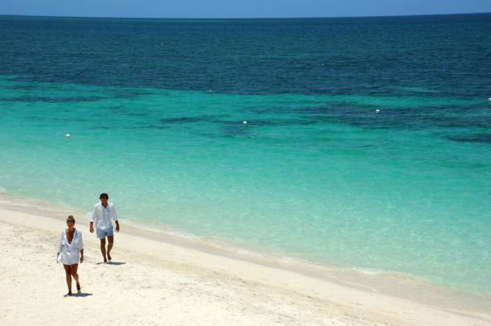 Couple walking on the beach at Cayo Levisa