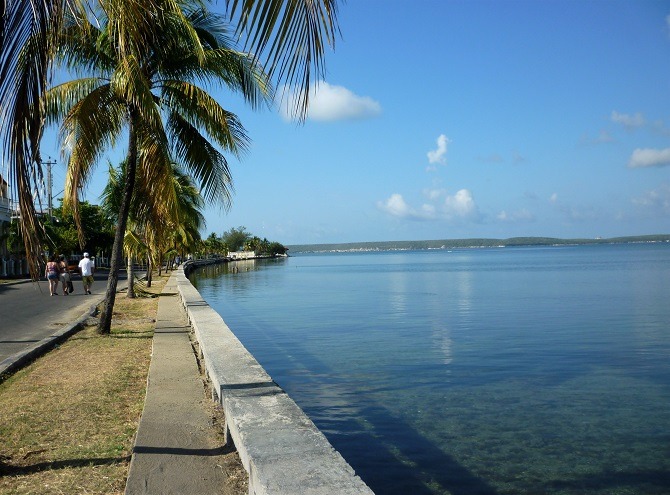 Calle 35 running alongside the Bay of Cienfuegos