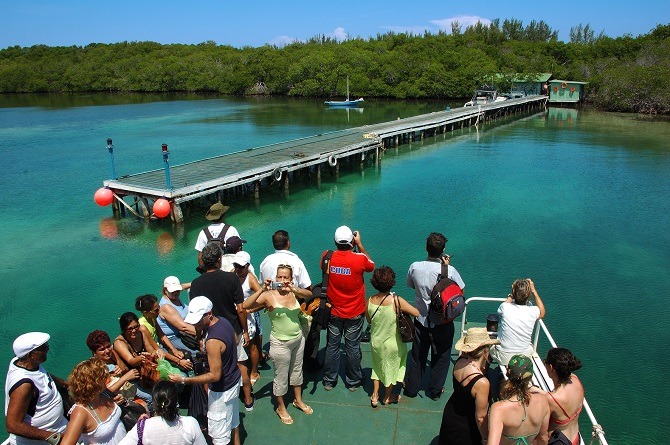 The passenger ferry approaching Cayo Levisa