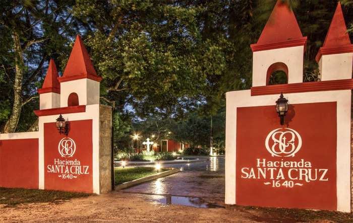 Entrance to Hacienda Santa Cruz