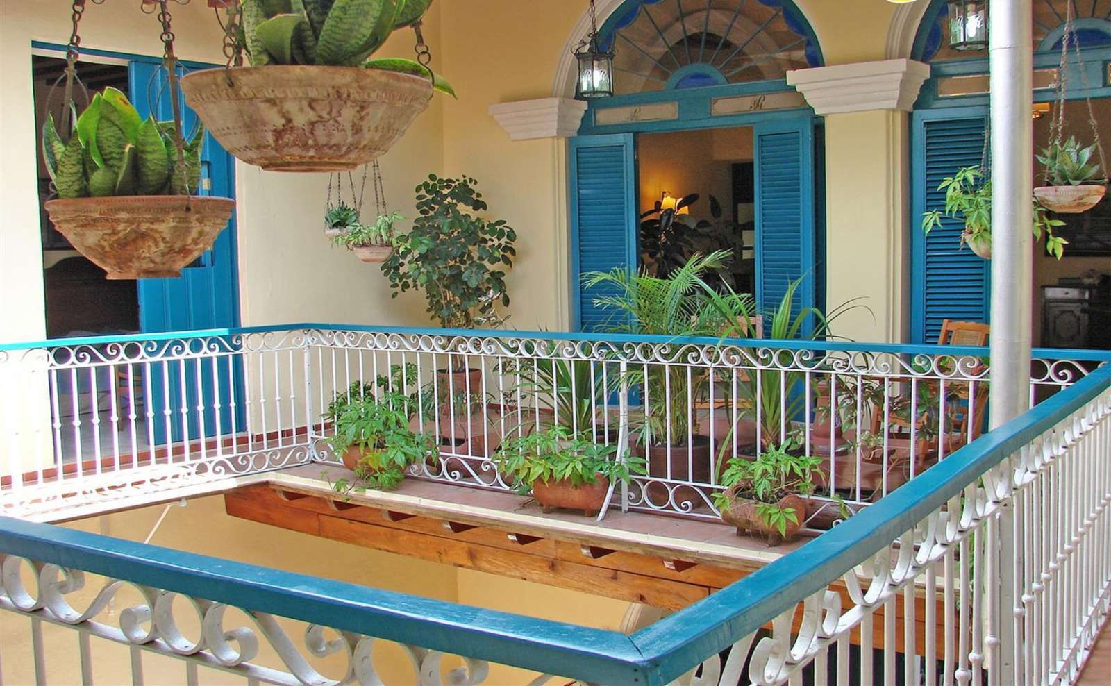 Hanging baskets at Hostal del Rijo