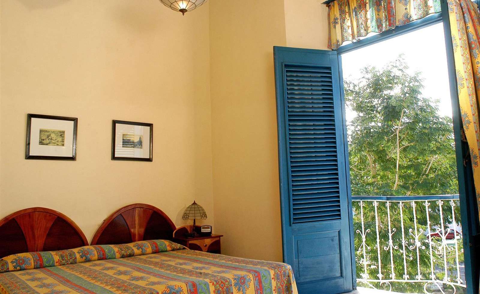 Bedroom with balcony at Hostal del Rijo