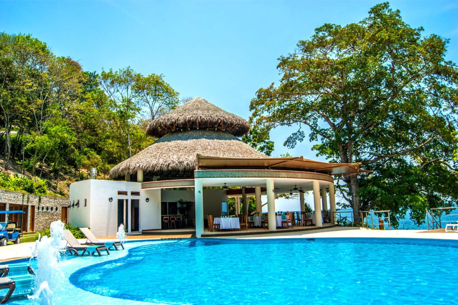 Swimming pool at Hotel Bolontiku