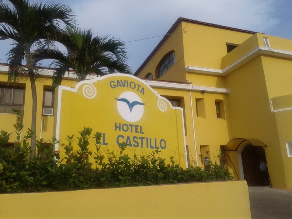 Sign at entrance to Hotel El Castillo