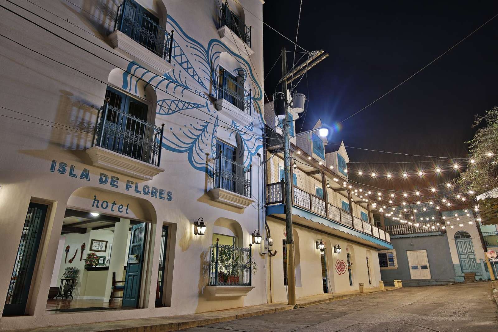 Hotel Isla De Flores at night