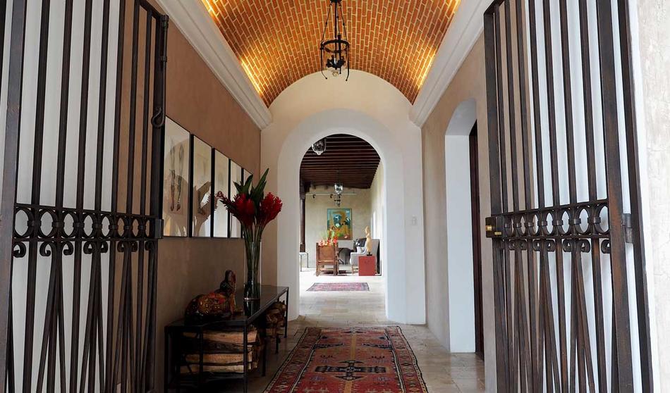 Entrance to Hotel San Rafael in Antigua