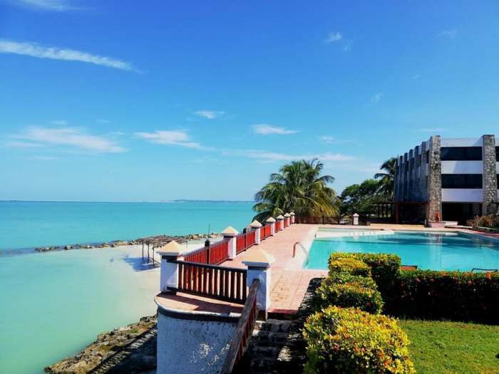 Pool and sea at Hotel Tucan Siho Playa Campeche
