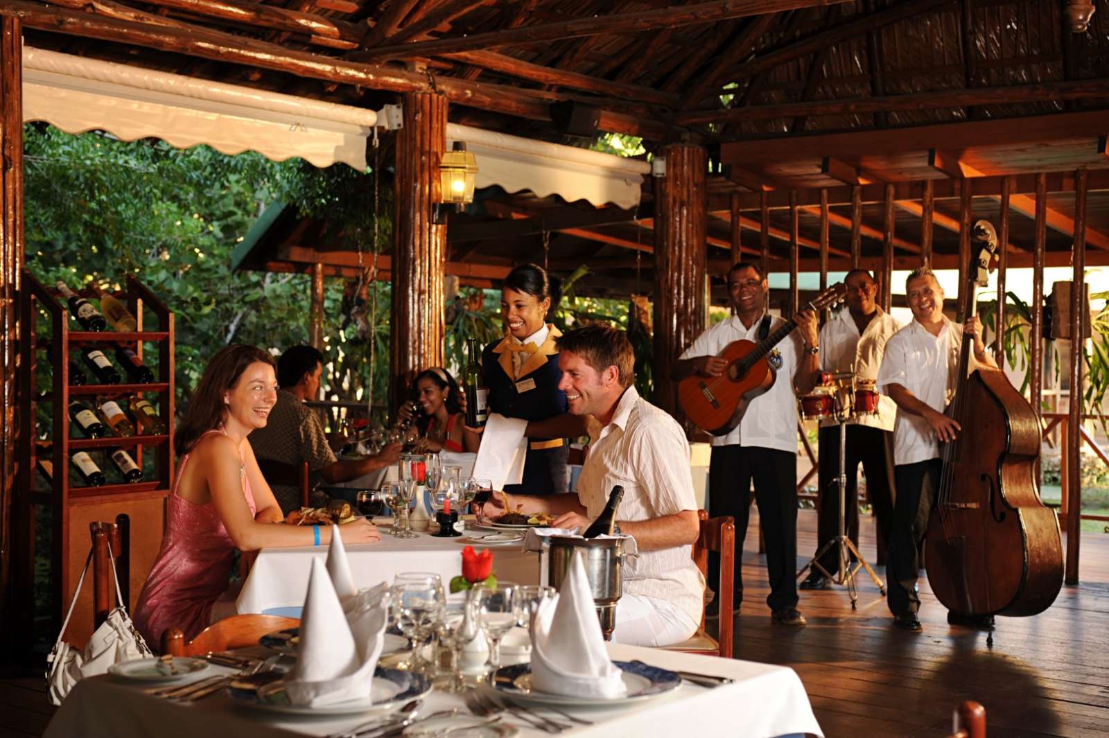 Iberostar Tainos restaurant with live music