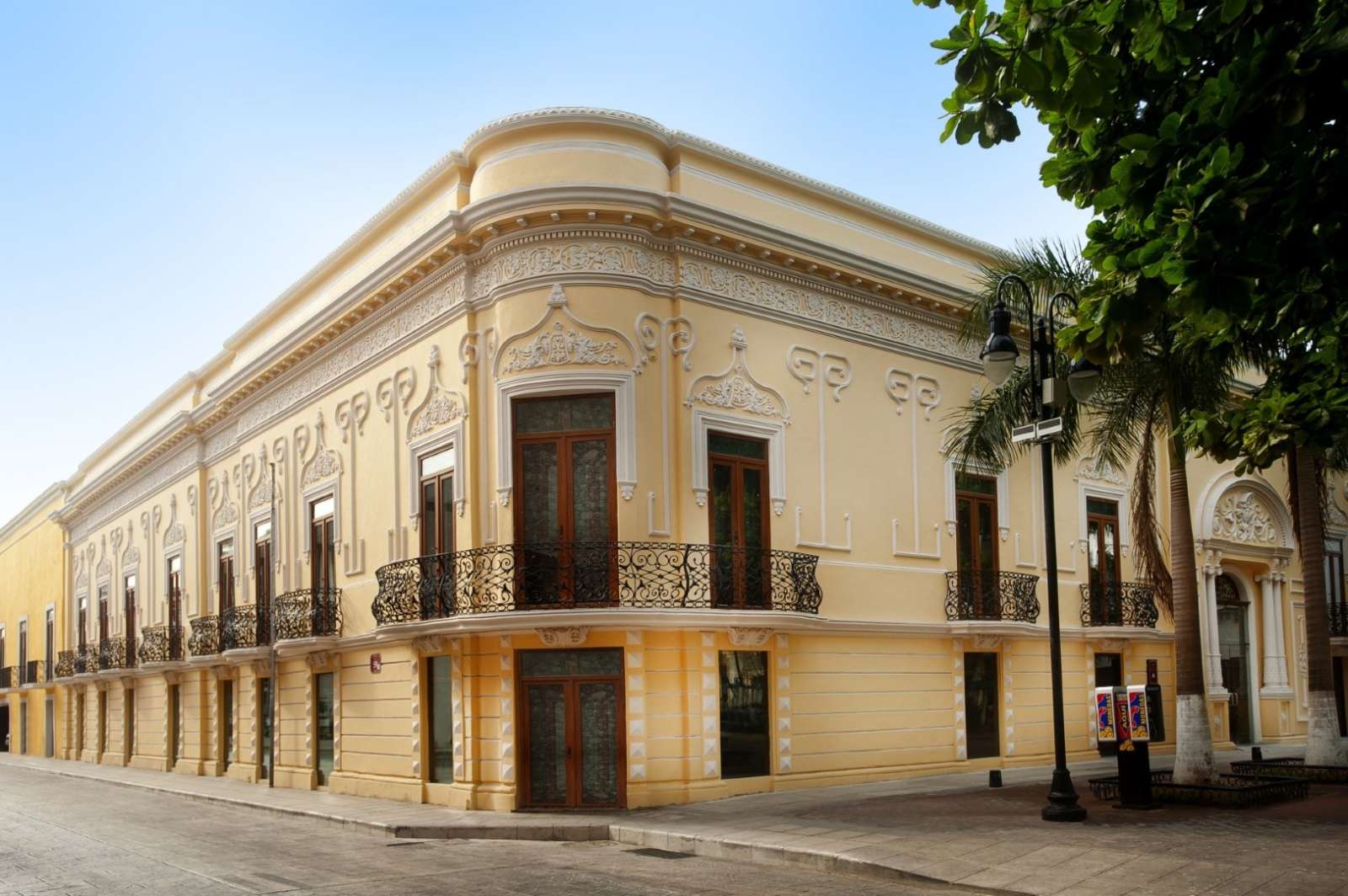 Exterior corner of hotel Mansion Merida