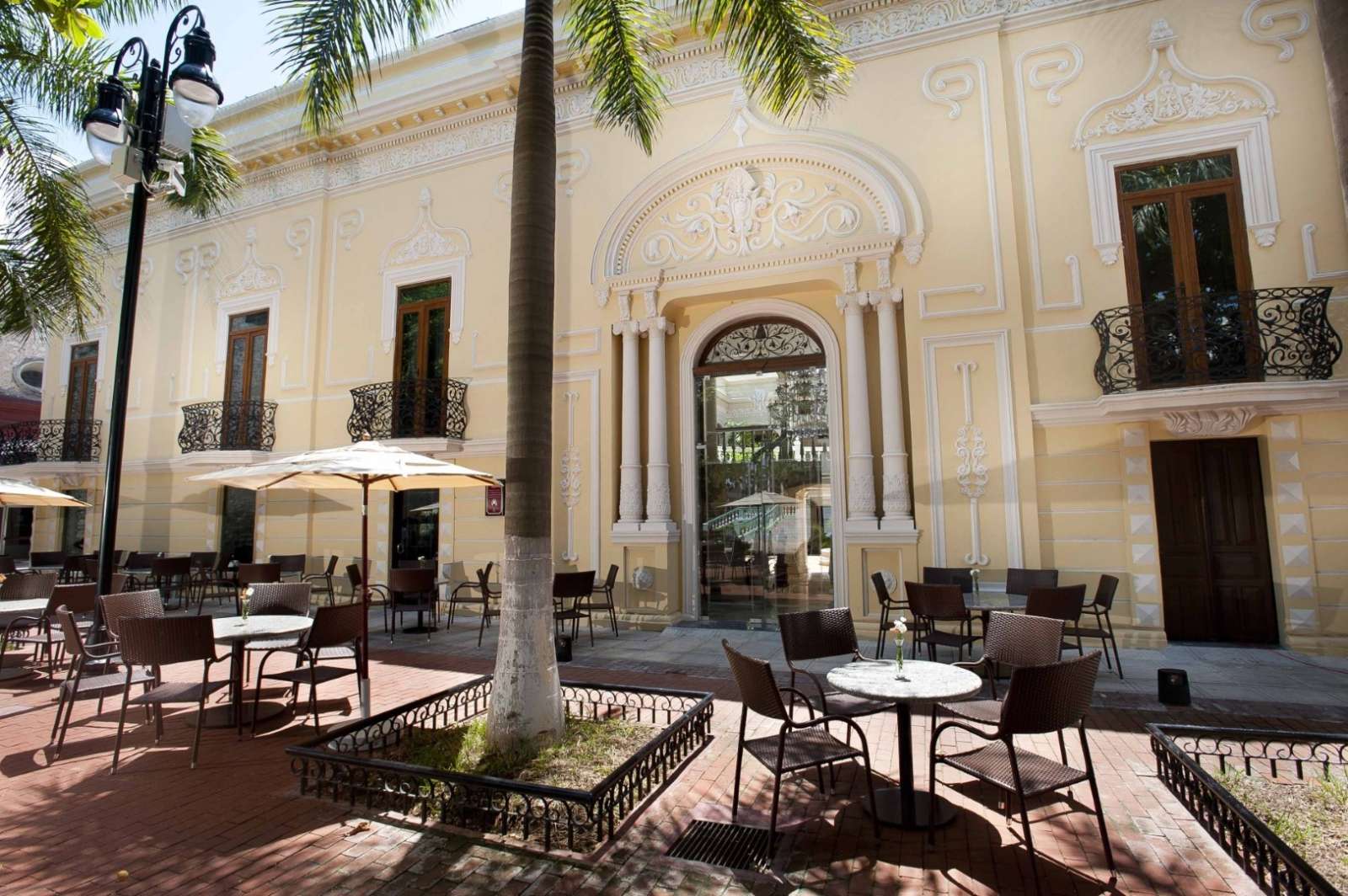 Park cafe at hotel Mansion Merida