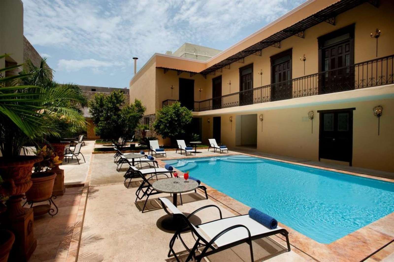 Swimming pool at hotel Mansion Merida