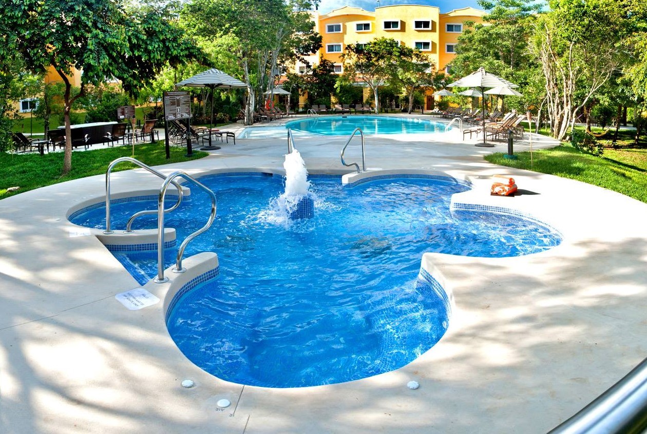 Pool at the Marriott Courtyard Cancun