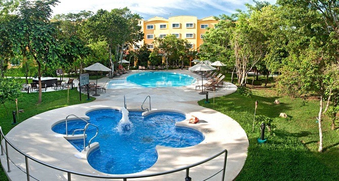 The swimming pool and garden of the Marriott Courtyard Cancun