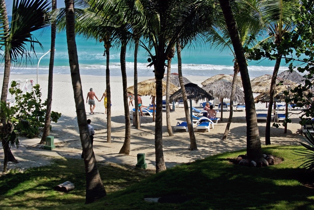 Beach and sunloungers at Melia Las Americas