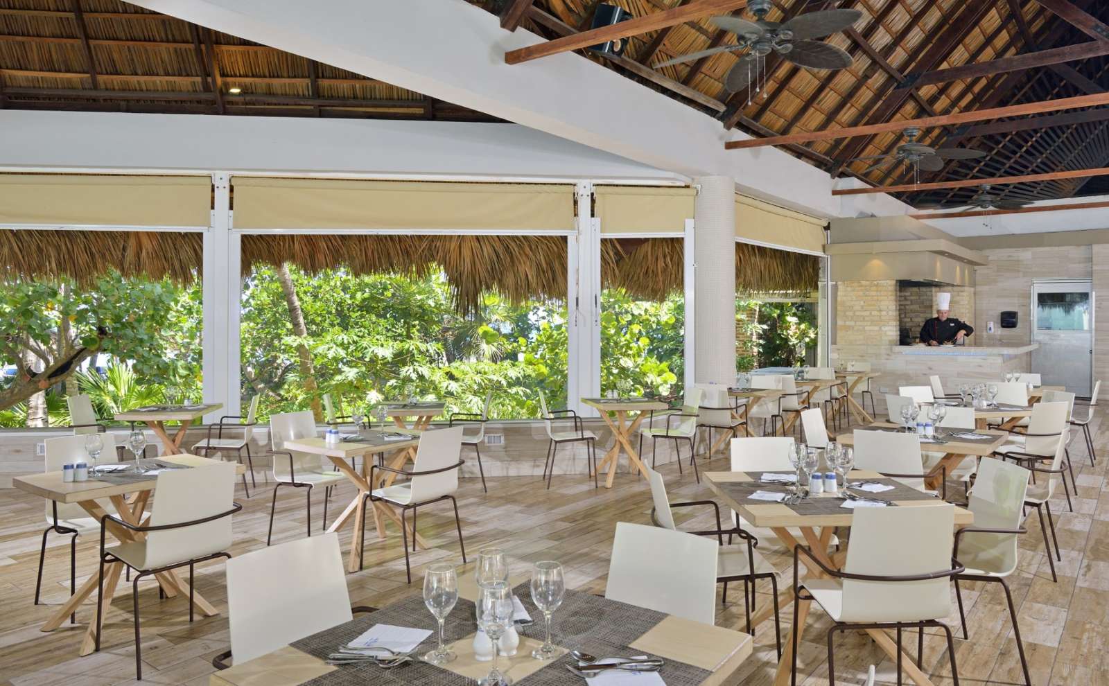 Casual dining at Melia Las Americas