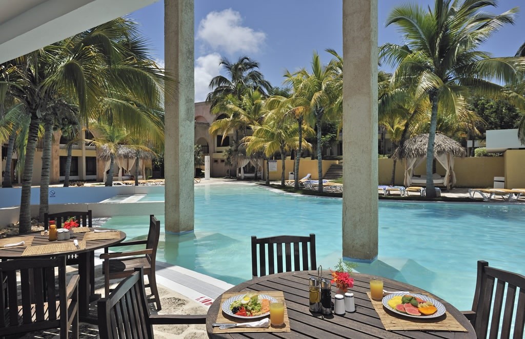 pool dining at Melia Las Americas