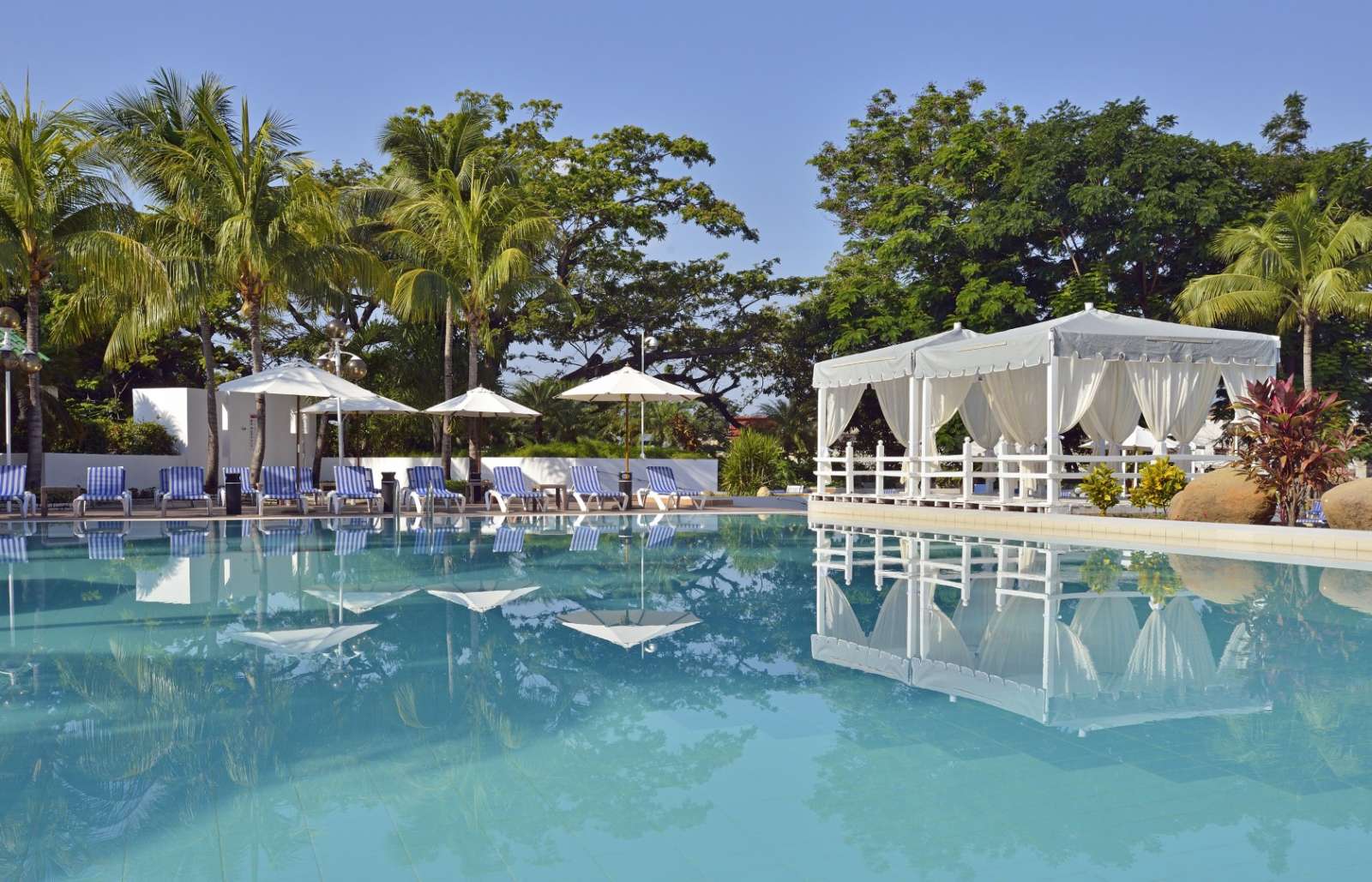 Swimming pool at Melia Santiago