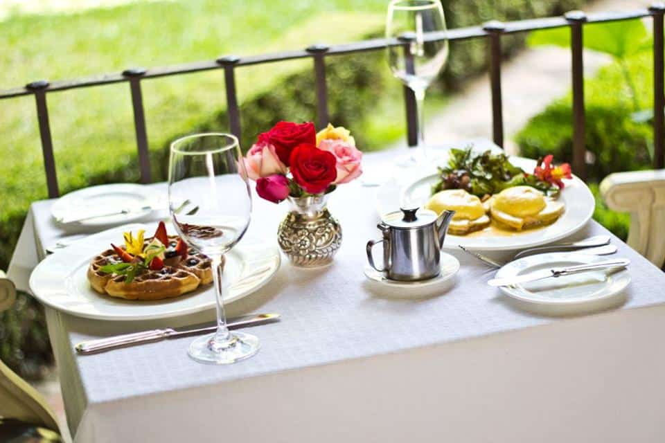 Courtyard table setting at Hotel Palacio de Dona Leonor