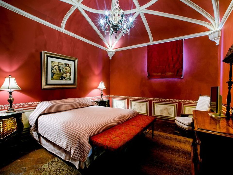 Double bed at Hotel Palacio de Dona Leonor