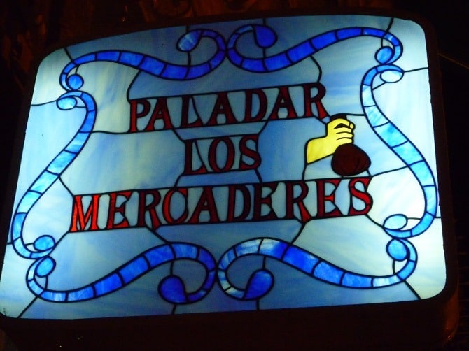 The outside sign for Paladar los Mercaderes