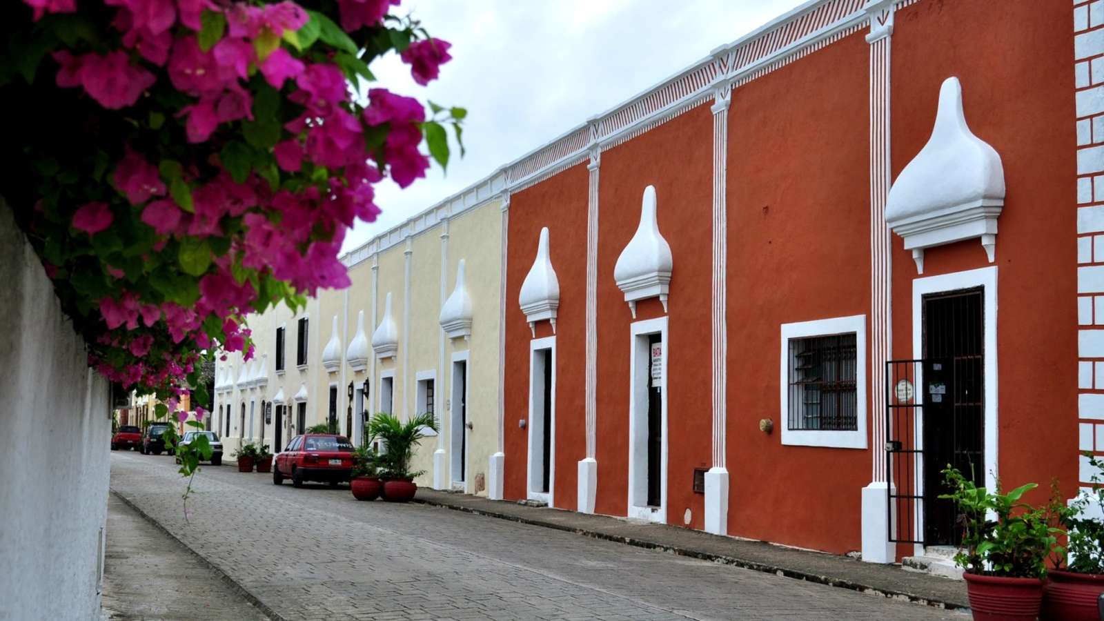 Quiet street in Valladolid Mexico