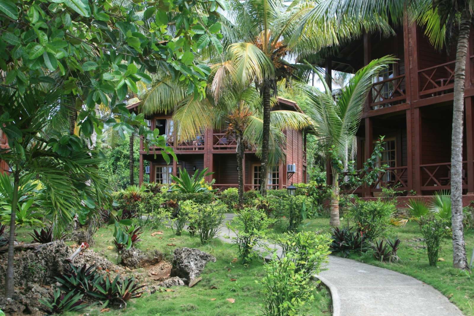 Garden and bungalows at Villa Maguana