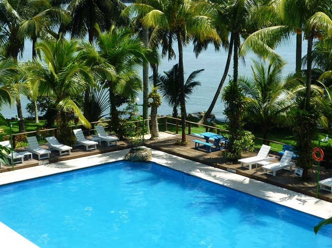 The swimming pool at Villa Caribe in Livingston