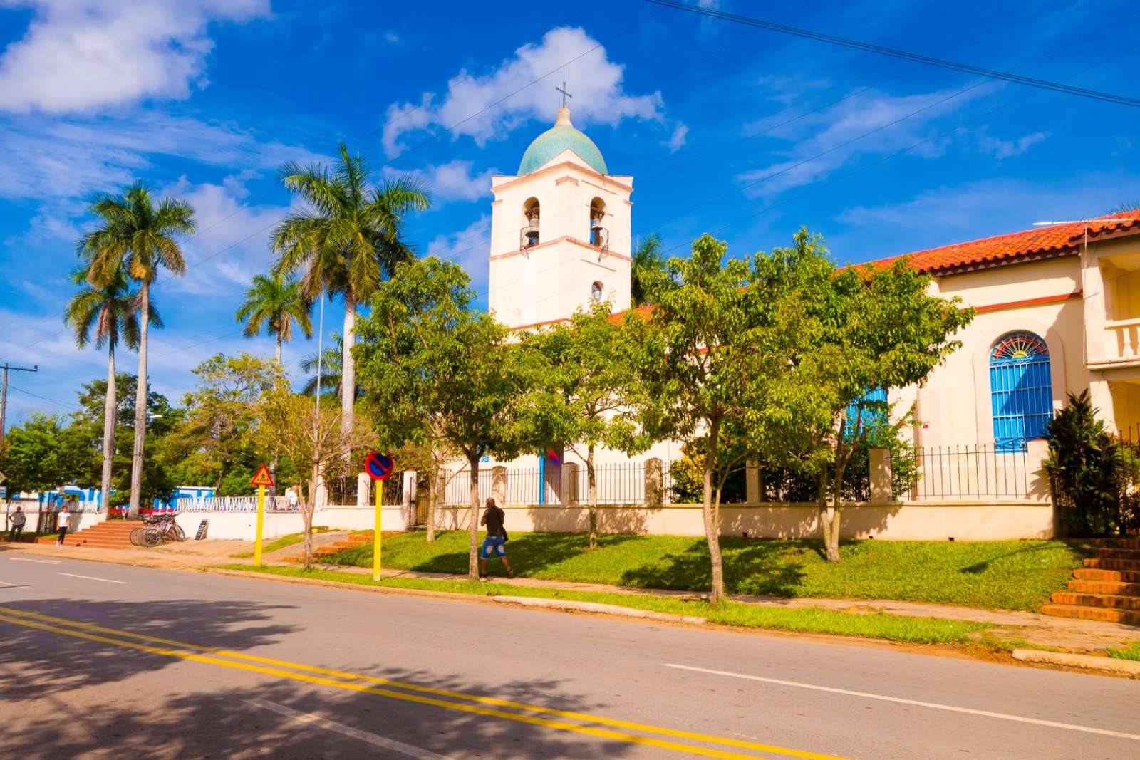 The main street running through Vinales town