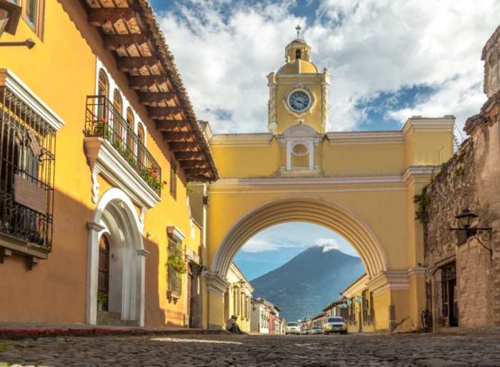 View towards the Arco de Santa Catalina in Antigua