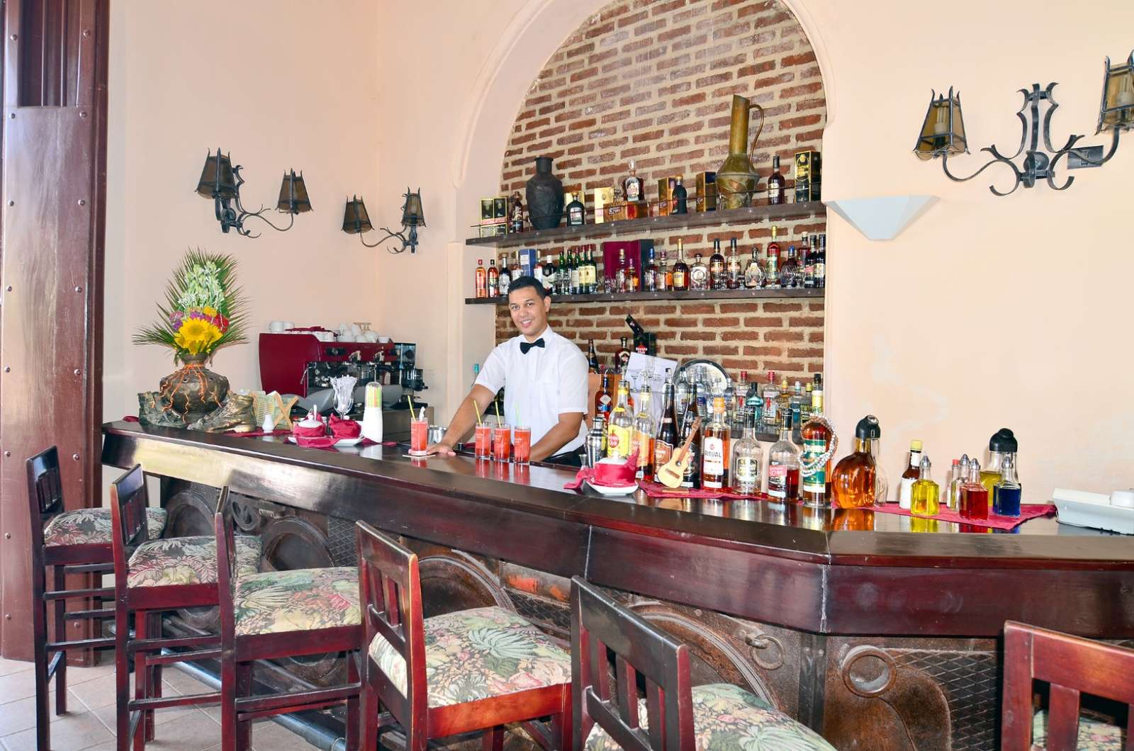 Barman at Camino de Hierro