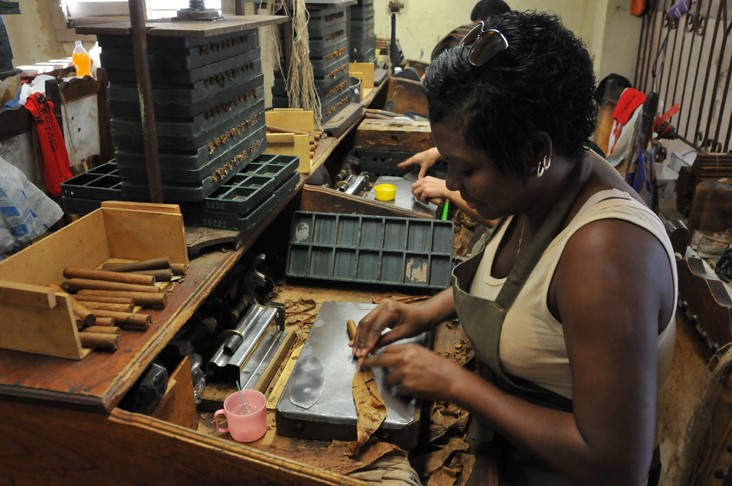 Woman making cigars in Havana