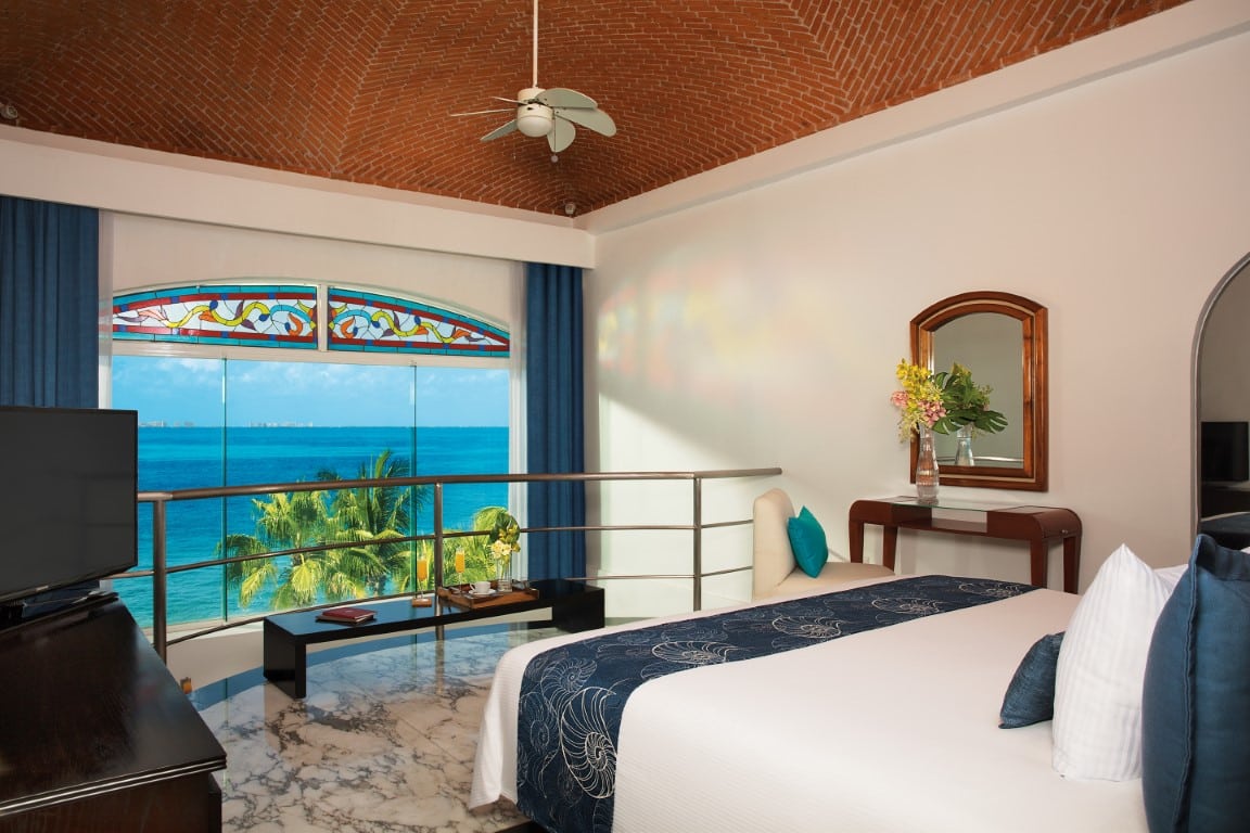 Bedroom with seaview at Zoetry Villa Rolandi