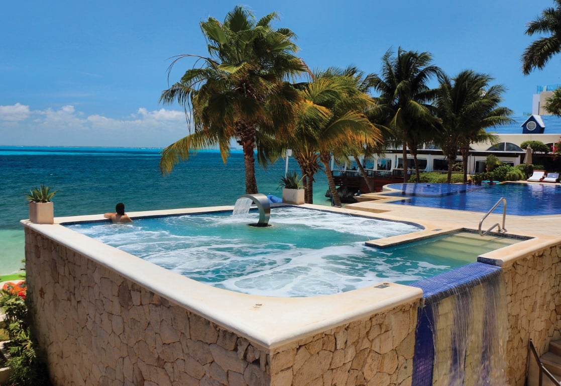 Jacuzzi with seaview at Zoetry Villa Rolandi