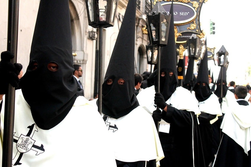 Processione incappucciata attraverso Antigua