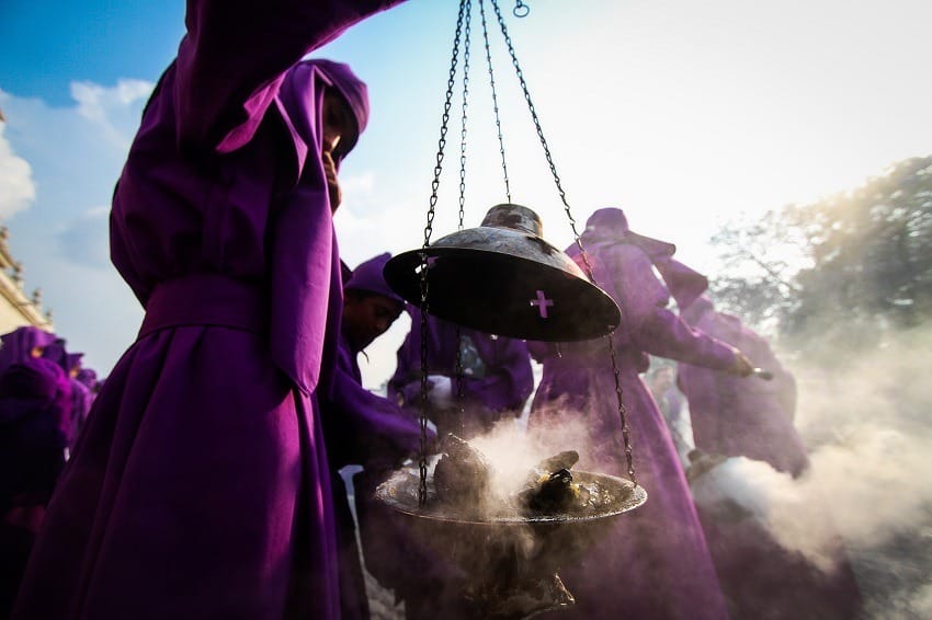 Bruciare incenso durante Semana Santa processione