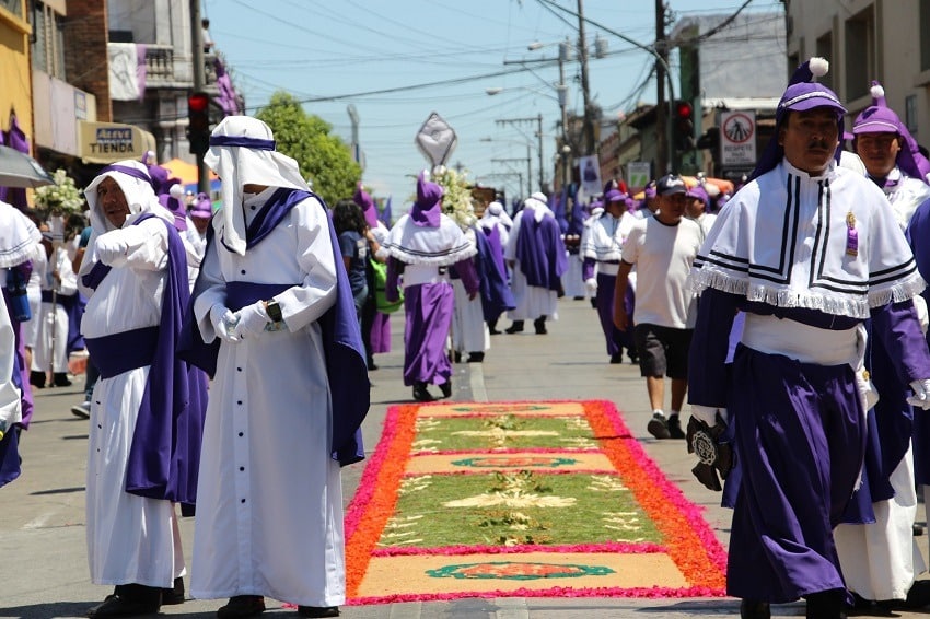 utcai felvonulás a Semana Santa alatt