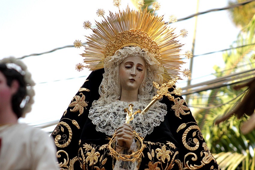  Una estatua de la Virgen María