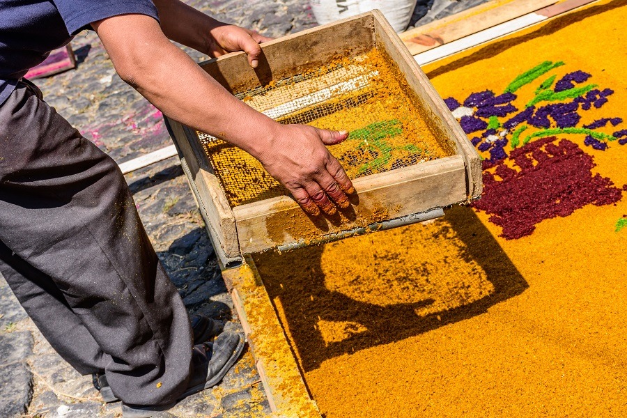 Creating an alfombra on the road