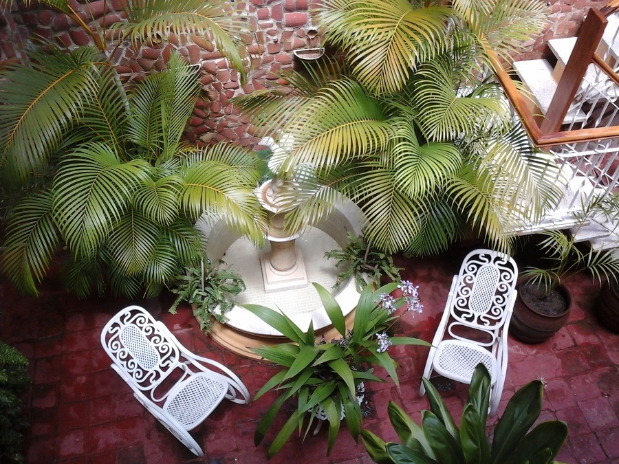 Fountain and chairs at Hostal de Vivian in Trinidad