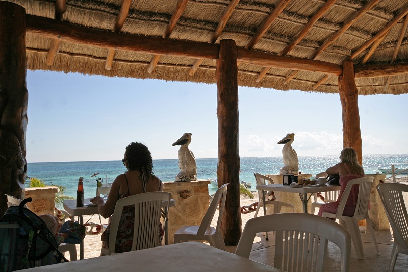Pelicanos bar and restaurant