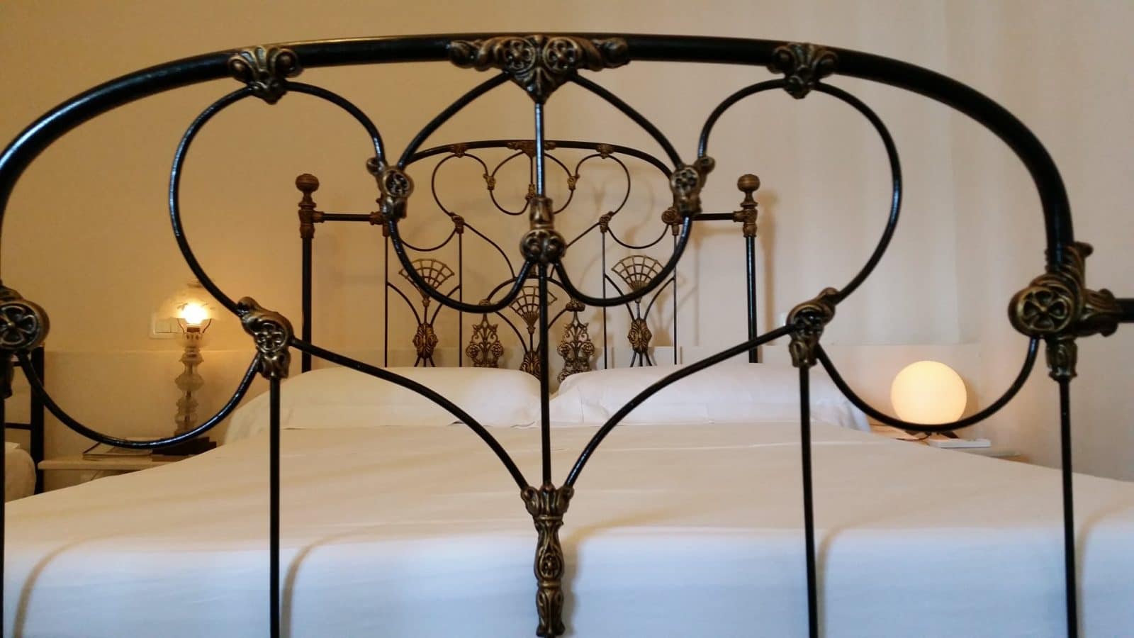 Old Iron Bed Cuba